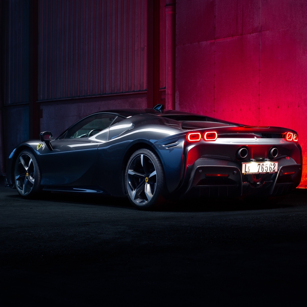 Вид сзади на автомобиль Ferrari SF90 Stradale