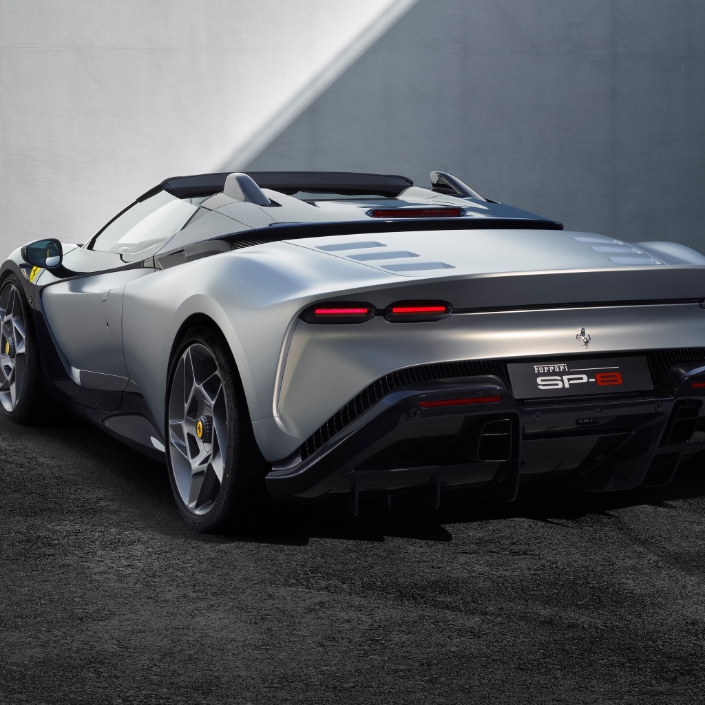 Вид сзади на автомобиль Ferrari SP-8