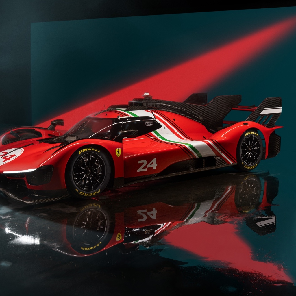 Красный спортивный автомобиль Ferrari 499P Modificata