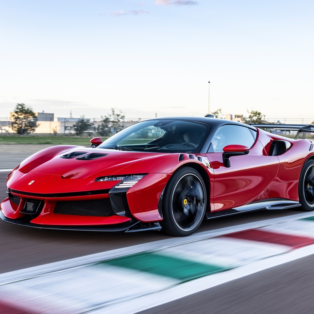 Красный автомобиль Ferrari SF90 XX Stradale на трассе