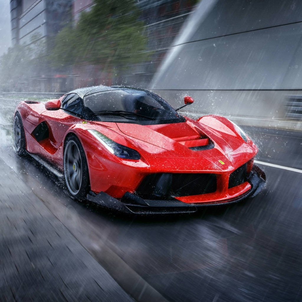 Красный LaFerrari под дождем
