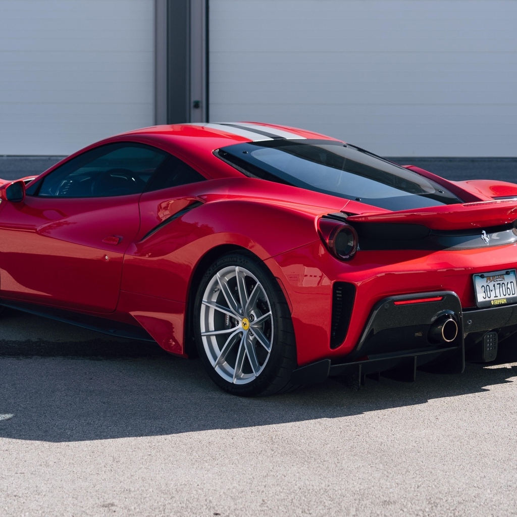 Красный автомобиль Ferrari 488 Pista вид сзади