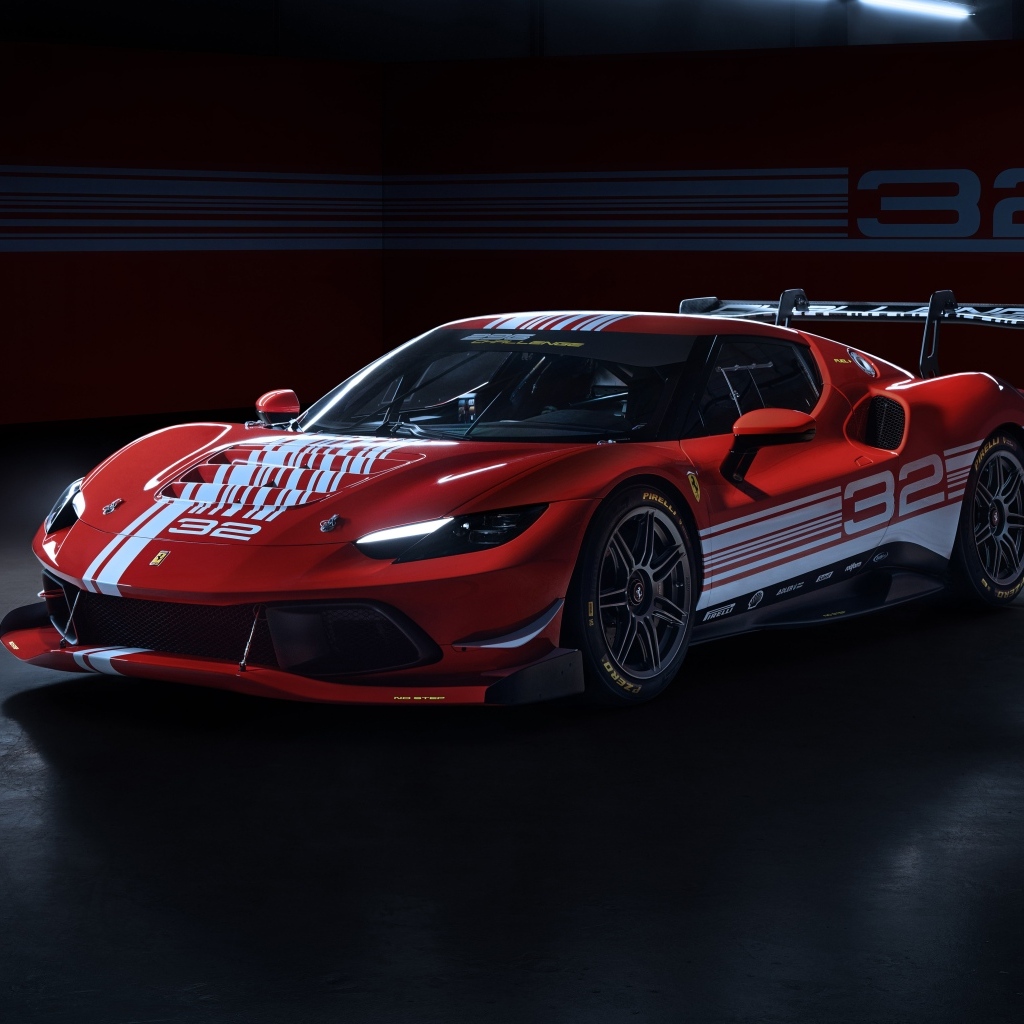 Красный быстрый автомобиль Ferrari 296 Challenge 2023 года