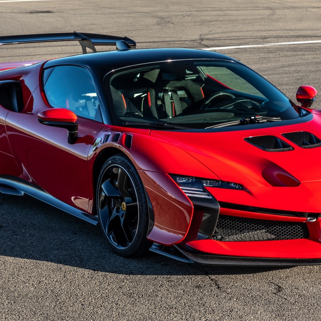 Красный быстрый автомобиль Ferrari SF90 XX Stradale 2023 года