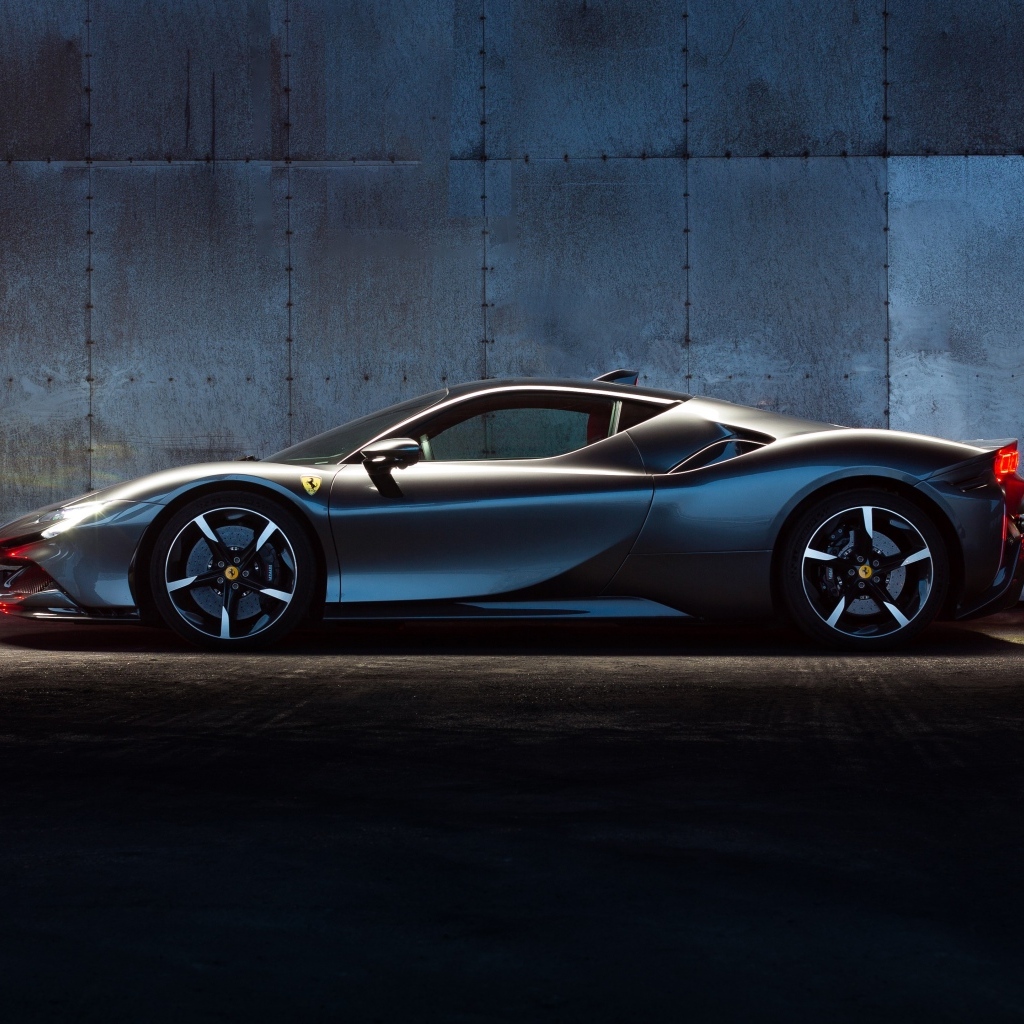 Вид сбоку на автомобиль Ferrari SF90 Stradale