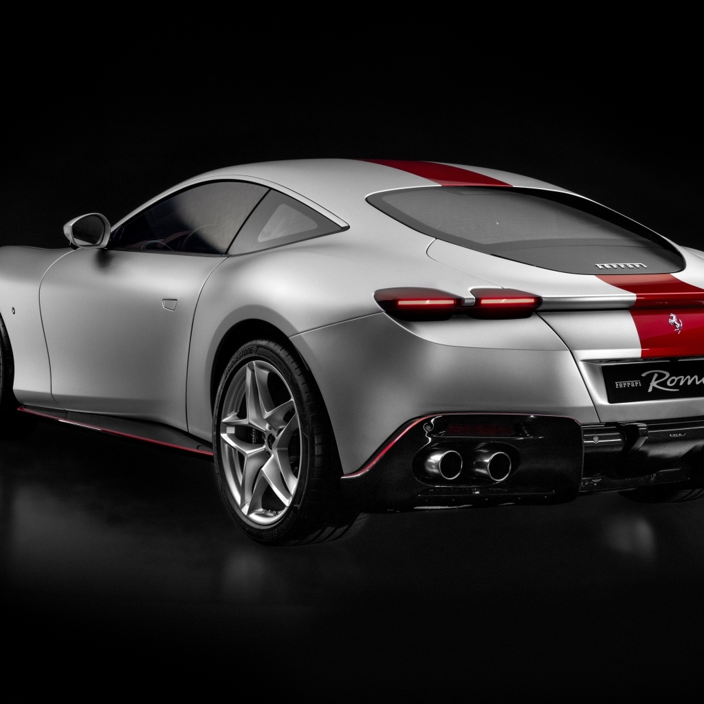 Серебристый Ferrari Roma 30th Anniversary 2023 вид сзади