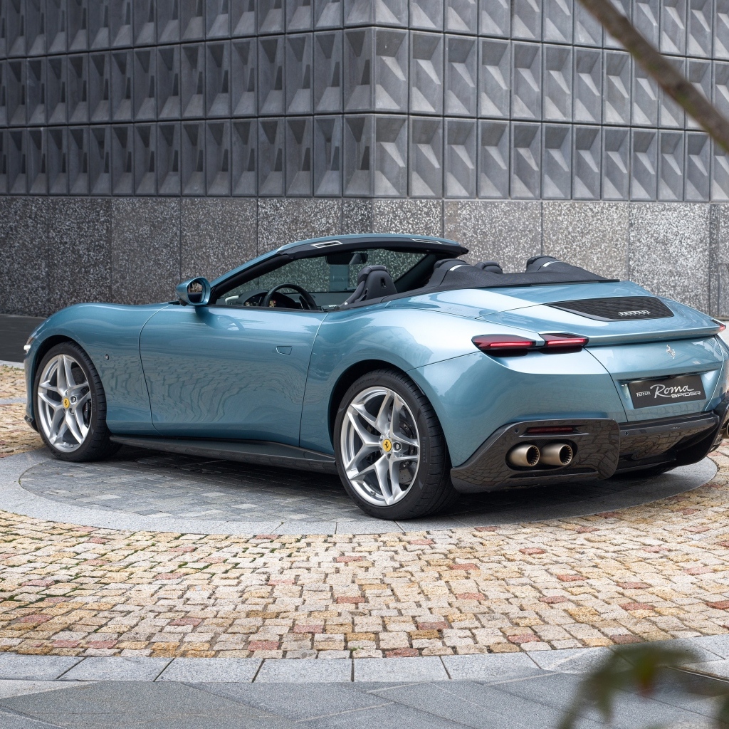 Серебристый автомобиль Ferrari Roma Spider 2023  года