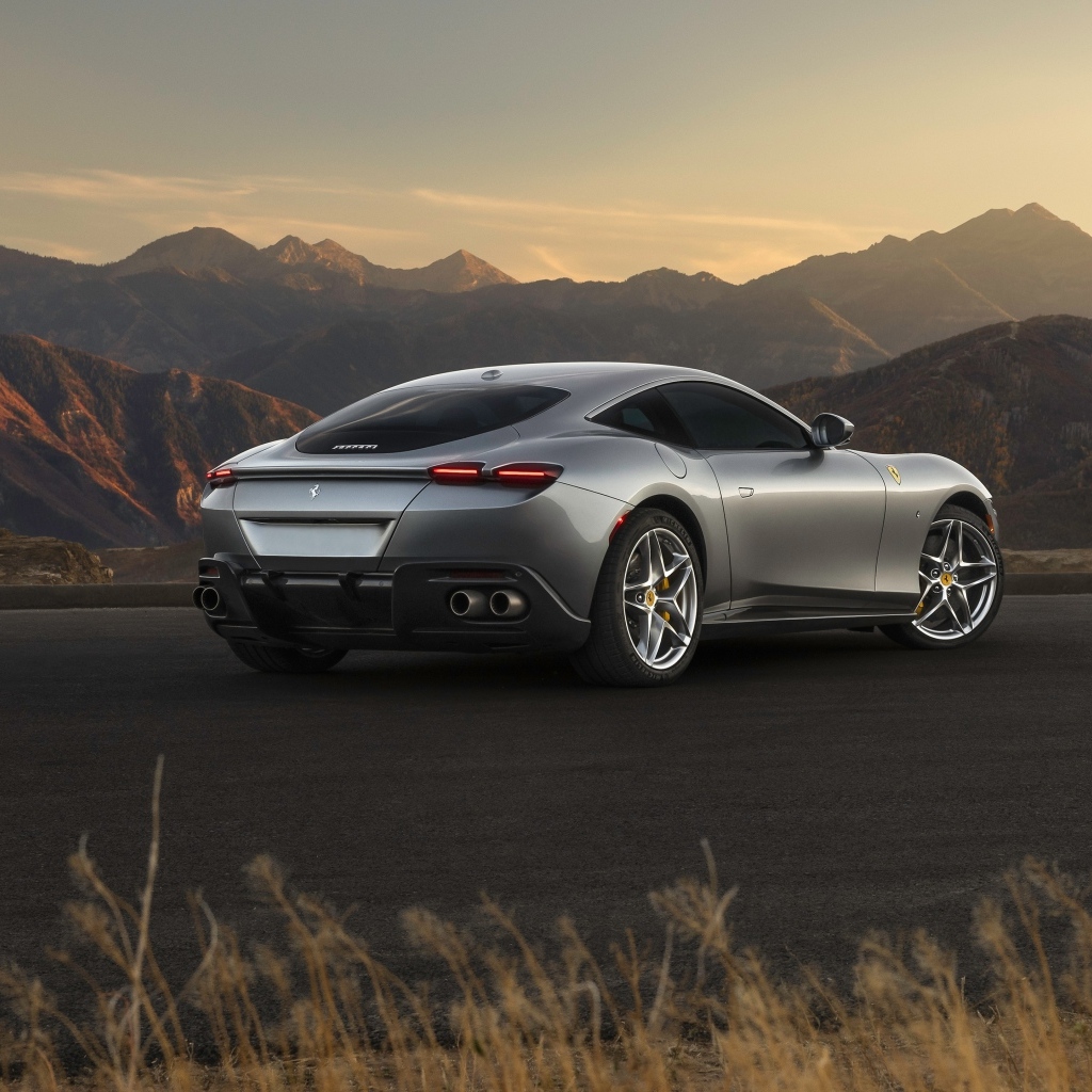 Серебристый автомобиль Ferrari Roma вид сзади