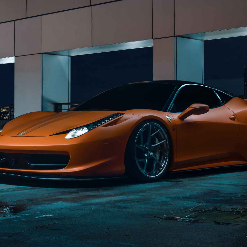 Спорткар Ferrari 458  на  парковке