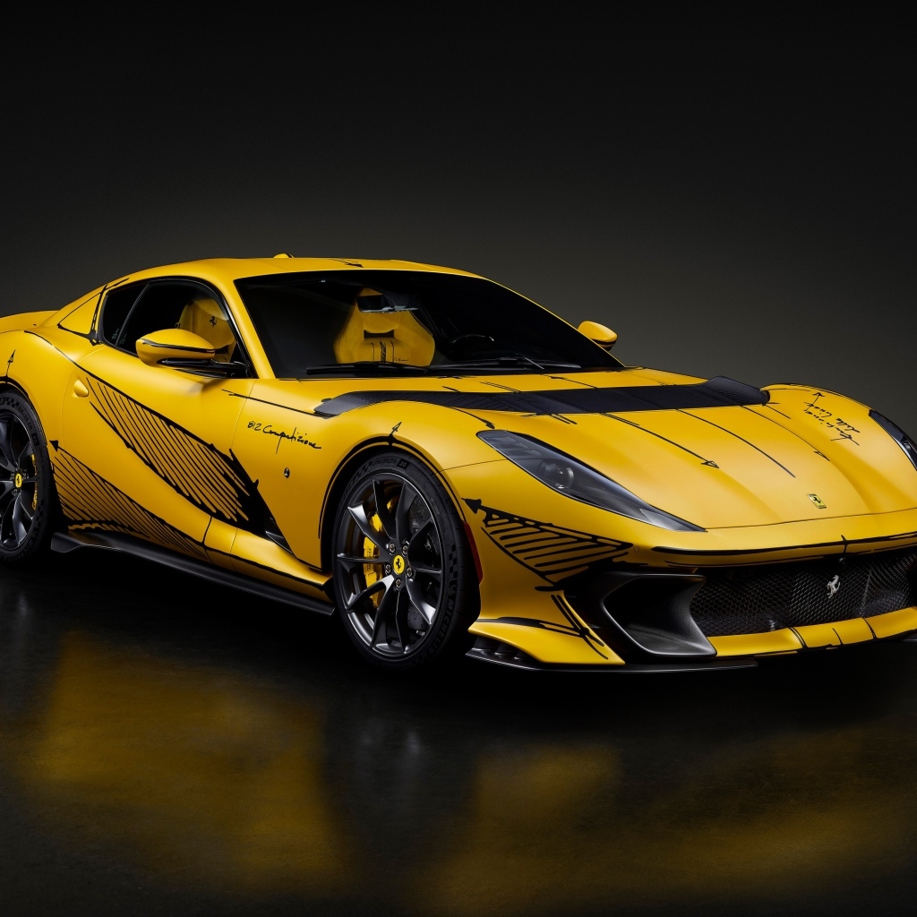 Стильный желтый спорткар Ferrari 812 вид спереди