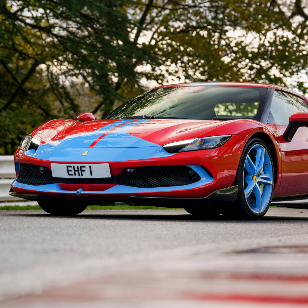 Вид на автомобиль Ferrari 296 GTB Assetto Fiorano