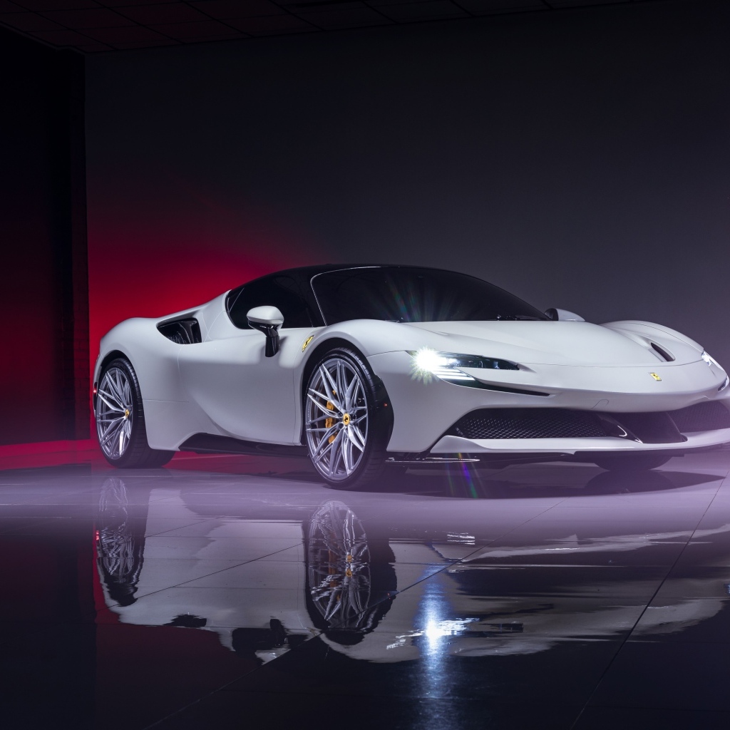 Белый автомобиль Ferrari SF90 Stradale