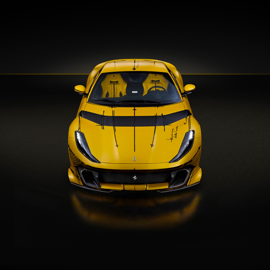 Желтый автомобиль Ferrari 812 вид спереди