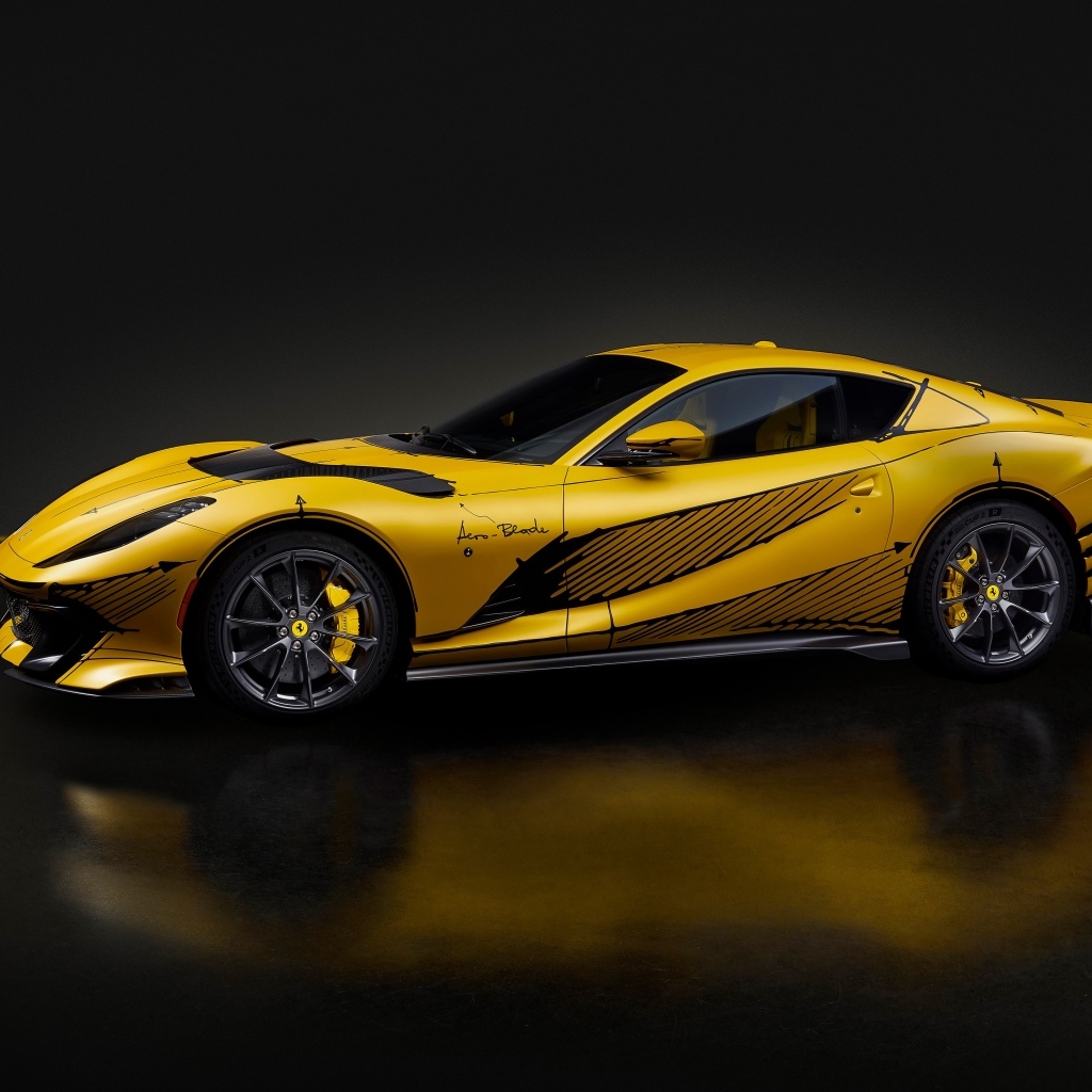 Желтый спортивный автомобиль Ferrari 812 вид сбоку