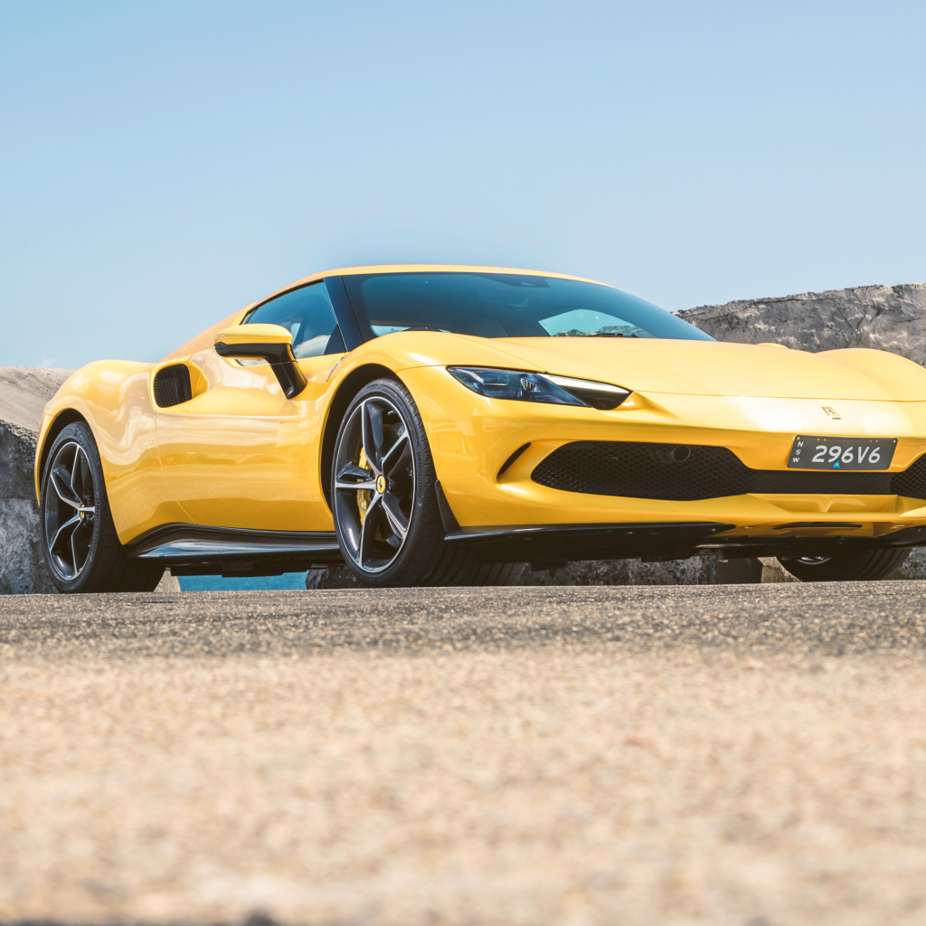 Желтый автомобиль Ferrari 296 GTB