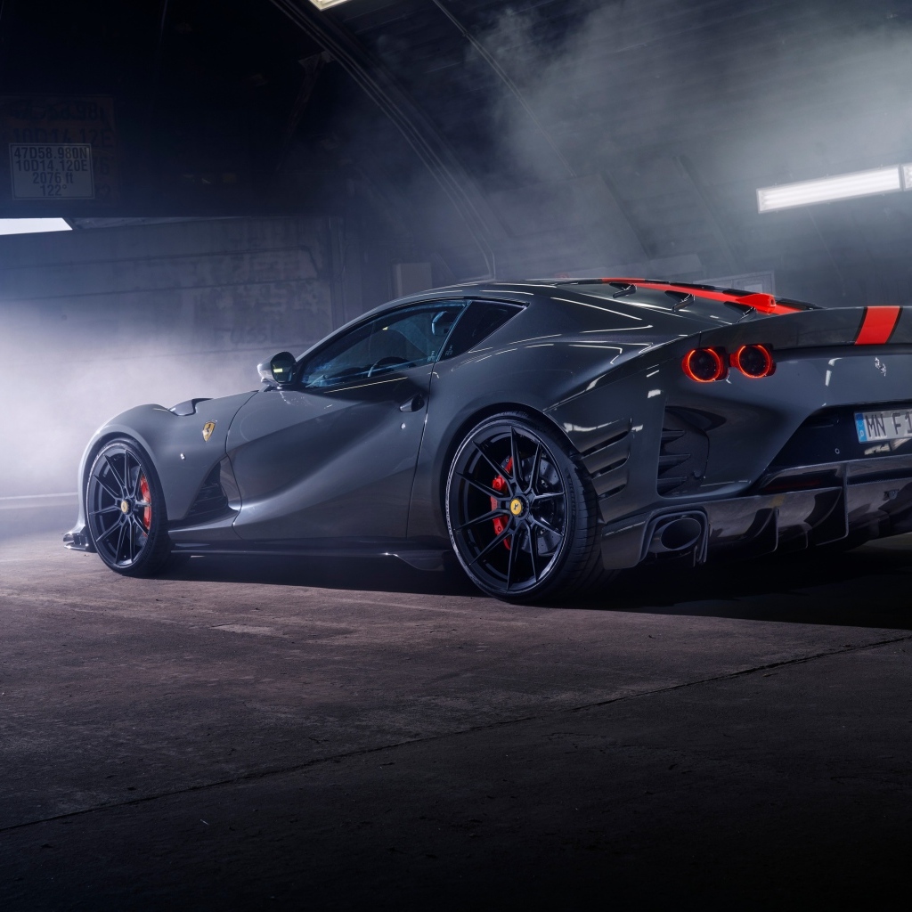 Серебристый спортивный автомобиль Ferrari 812 вид сзади