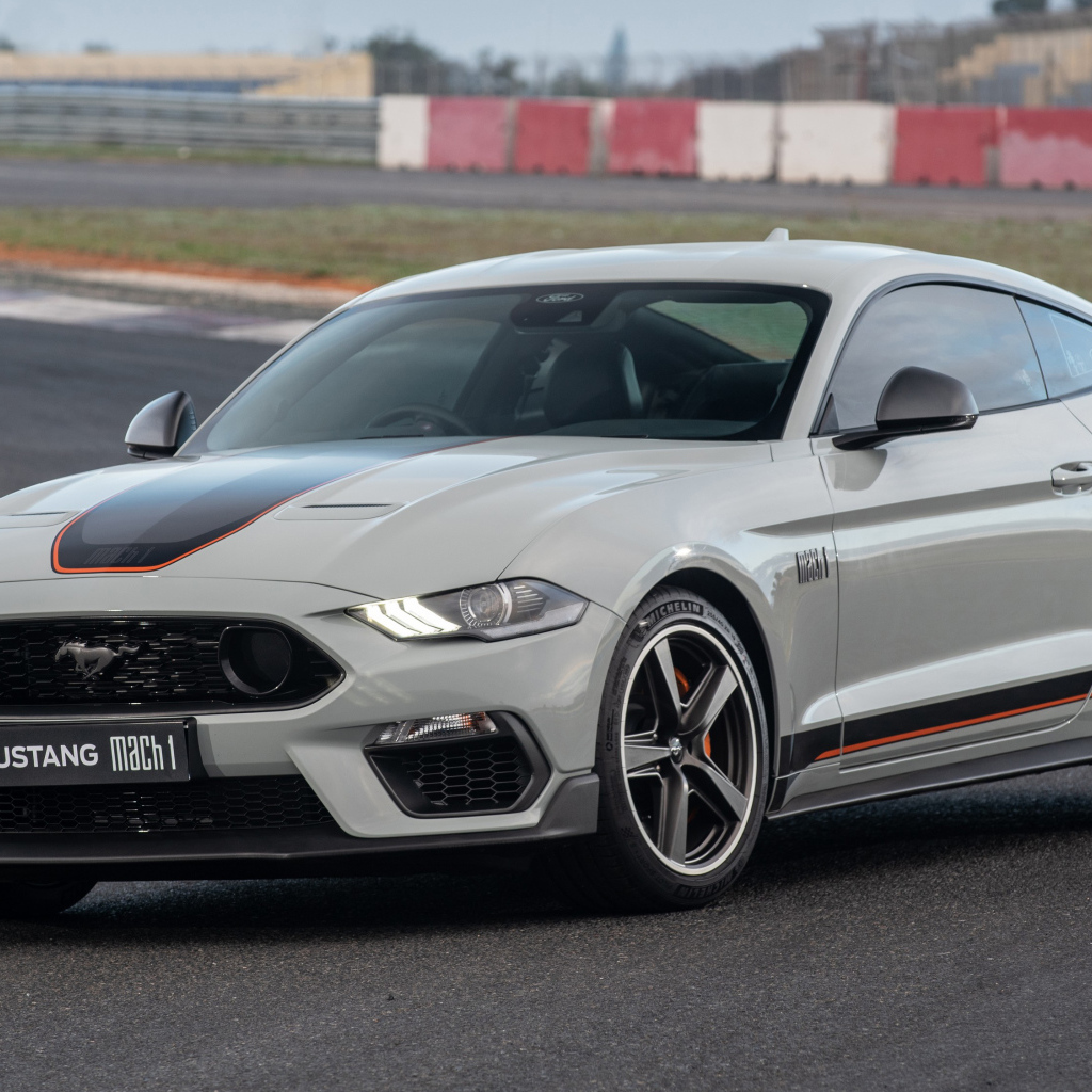 Быстрый спортивный автомобиль Ford Mustang Mach 1, 2023 года