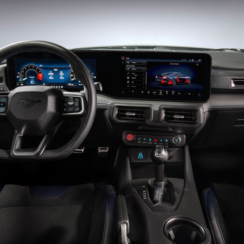 Черный кожаный салон автомобиля Ford Mustang Dark Horse 2024 года