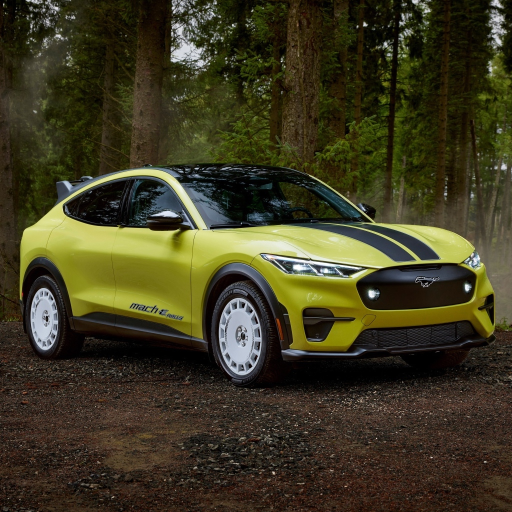 Автомобиль Ford Mustang Mach-E Rally 2024 года в лесу