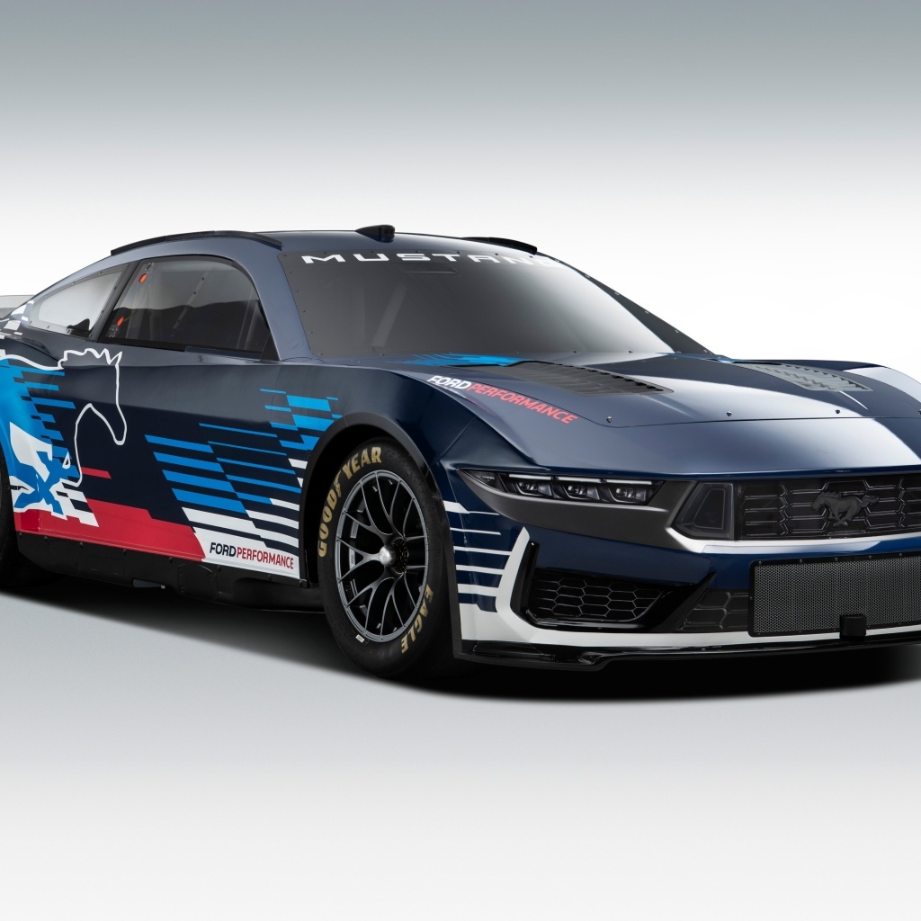 Автомобиль Ford Mustang NASCAR 2024 года на сером фоне