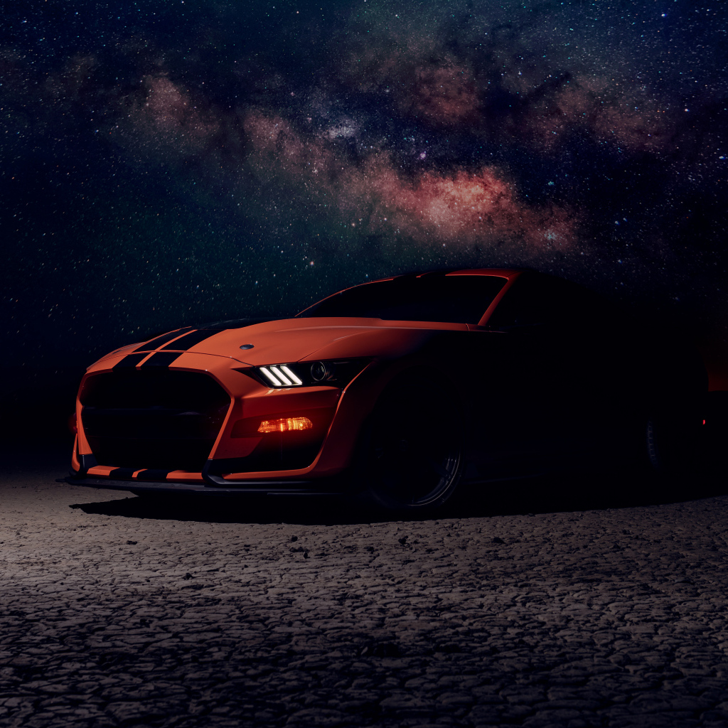 Красивый автомобиль Ford Shelby GT500 на фоне ночного неба