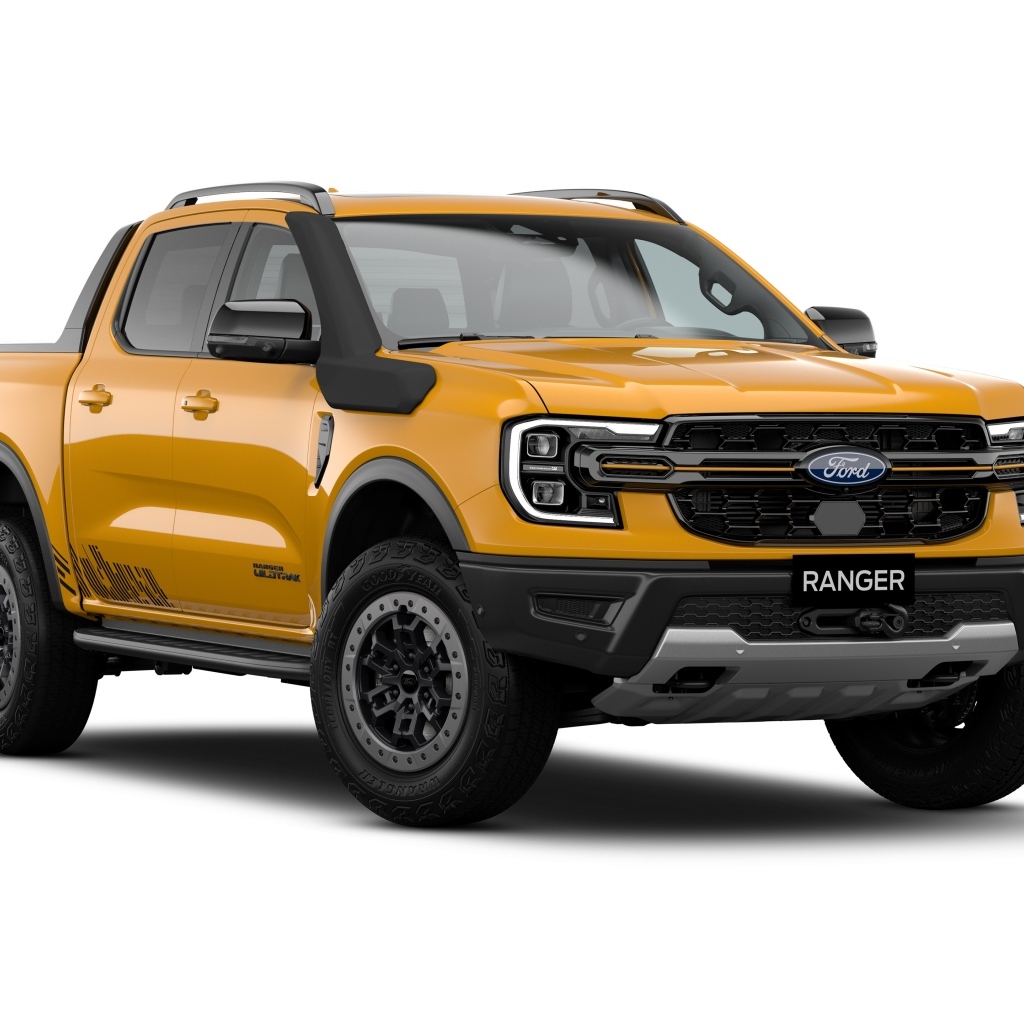 Большой оранжевый пикап Ford Ranger