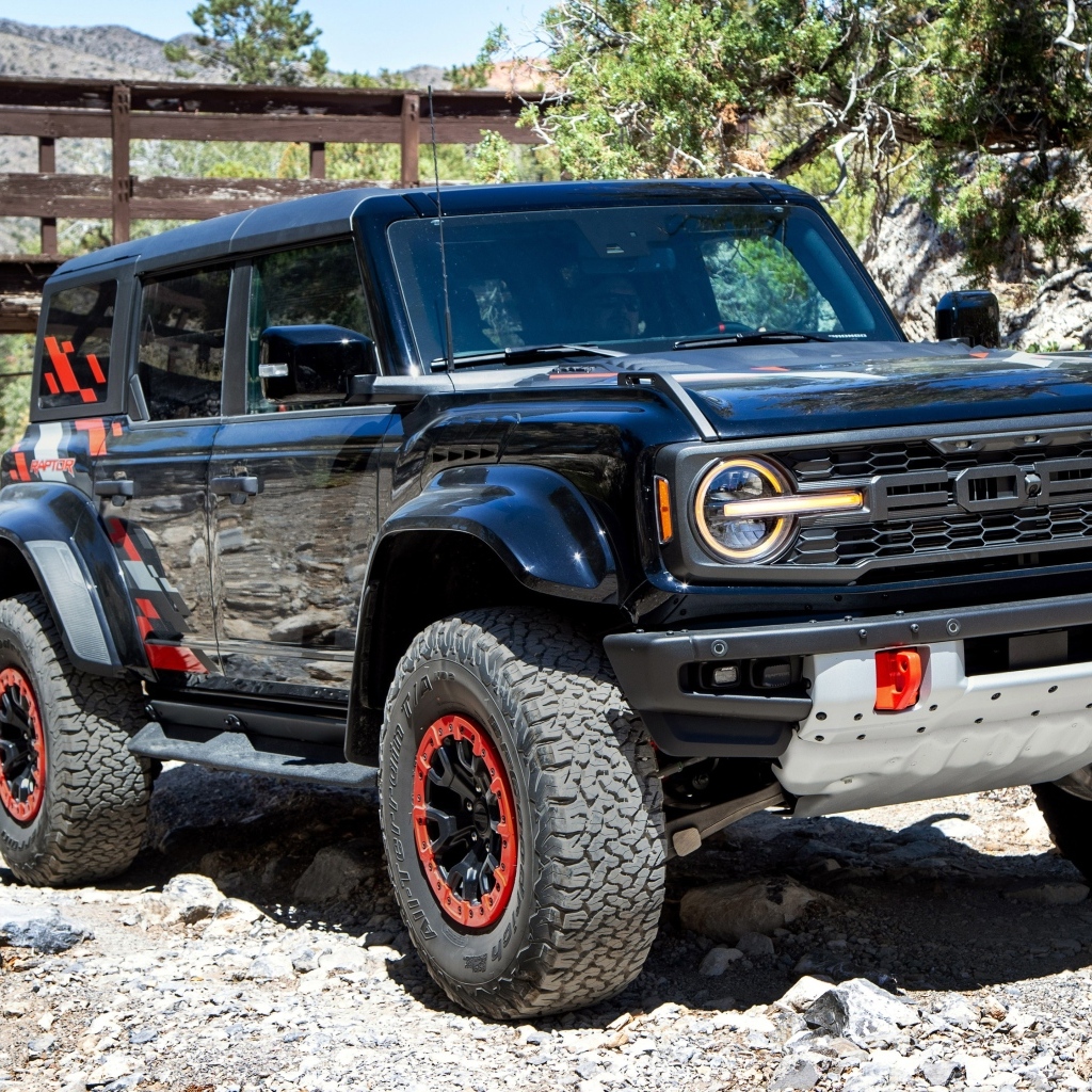 Черный джип Ford Bronco Raptor Code Orange Package 2024 года