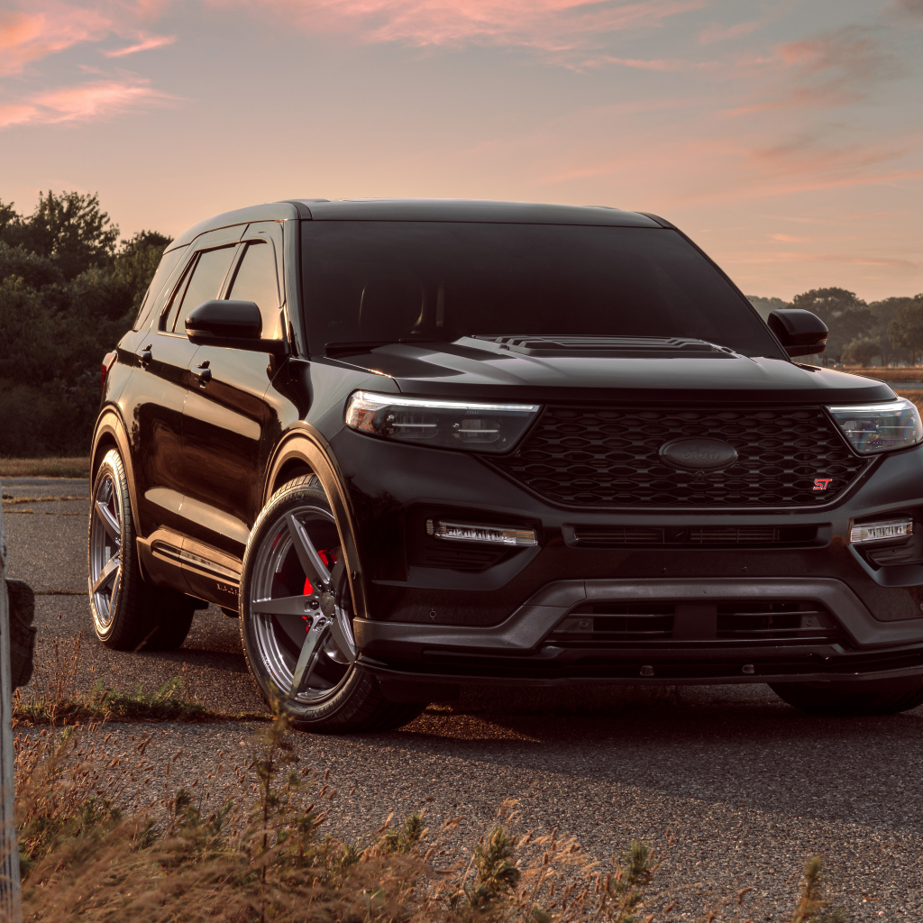 Черный внедорожник Ford Explorer ST