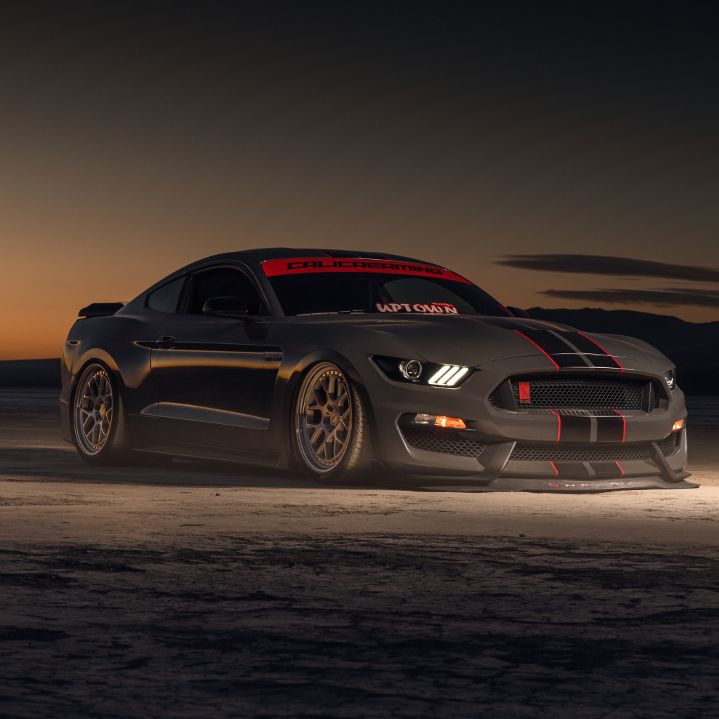 Автомобиль форд Shelby GT350 ночью
