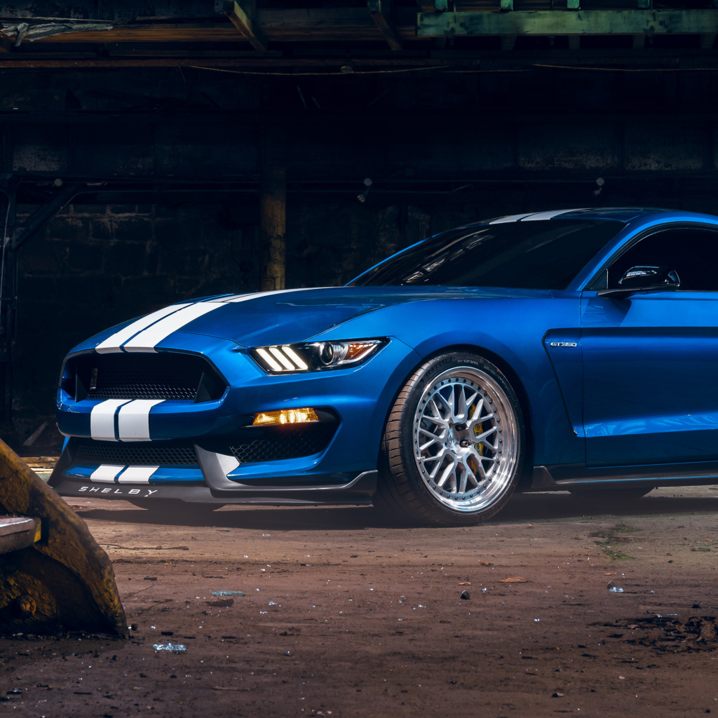 Автомобиль Ford Shelby GT350 в старом здании