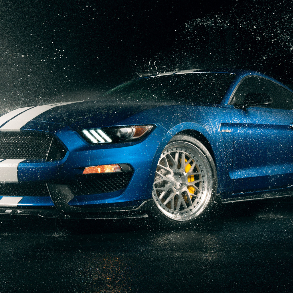 Форд Shelby GT350 под дождем