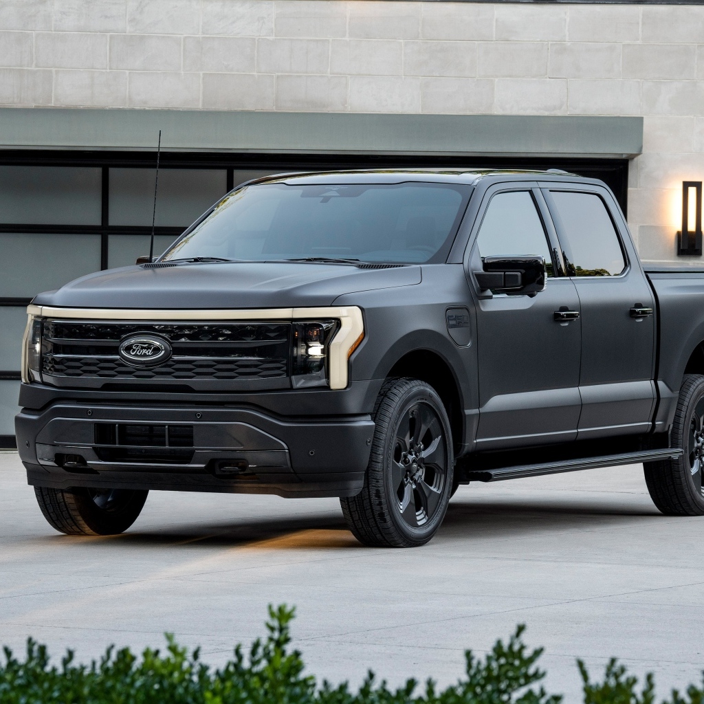 Автомобиль Ford F-150 у гаража вид спереди