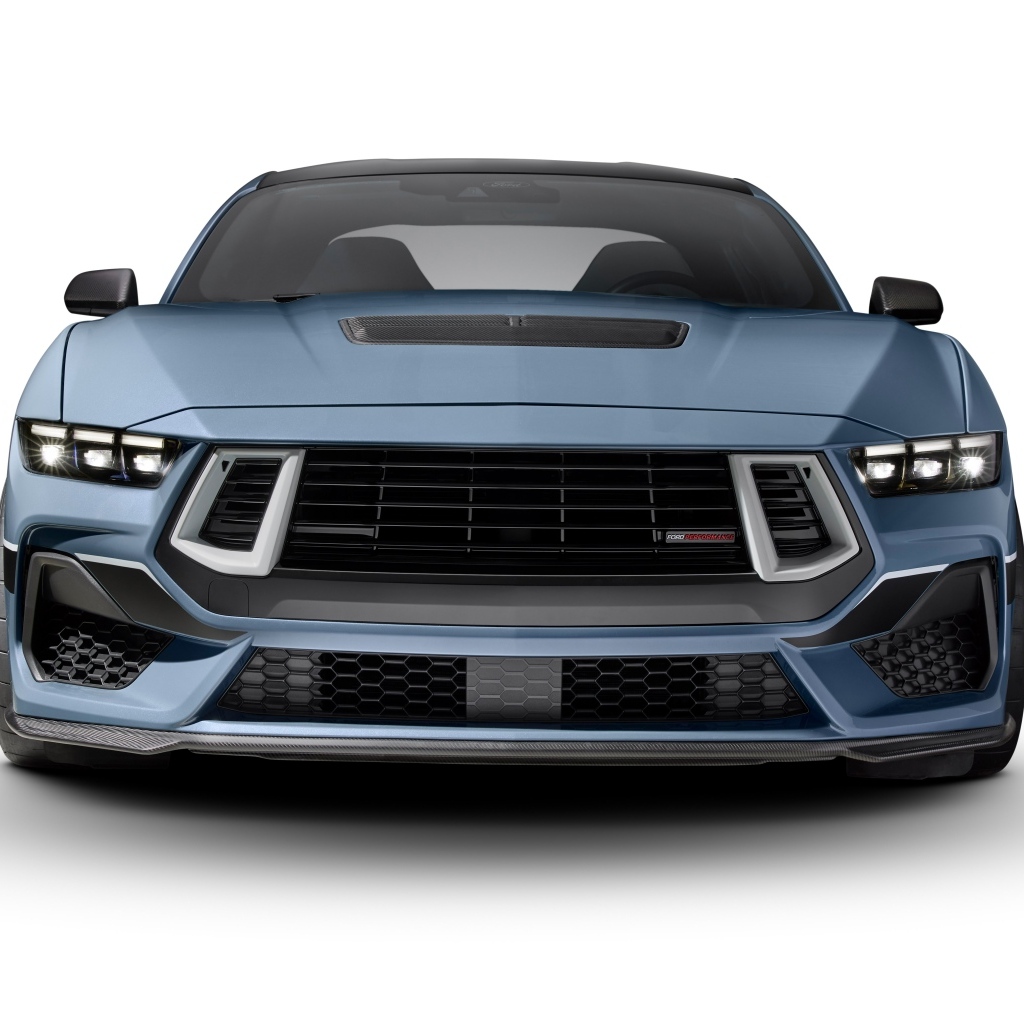 Вид спереди на автомобиль Ford Mustang FP800S