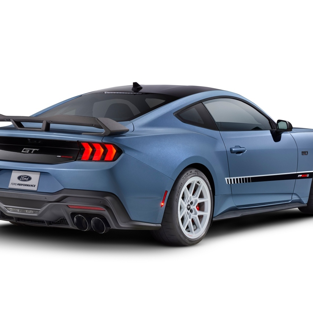 Презентация автомобиля Ford Mustang FP800S сзади