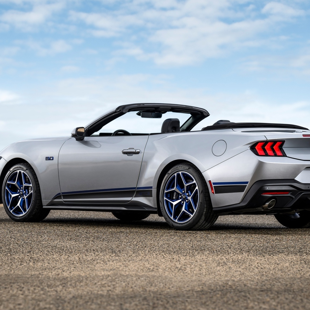 Вид сзади на автомобиль Ford Mustang GT California Special 2024 года