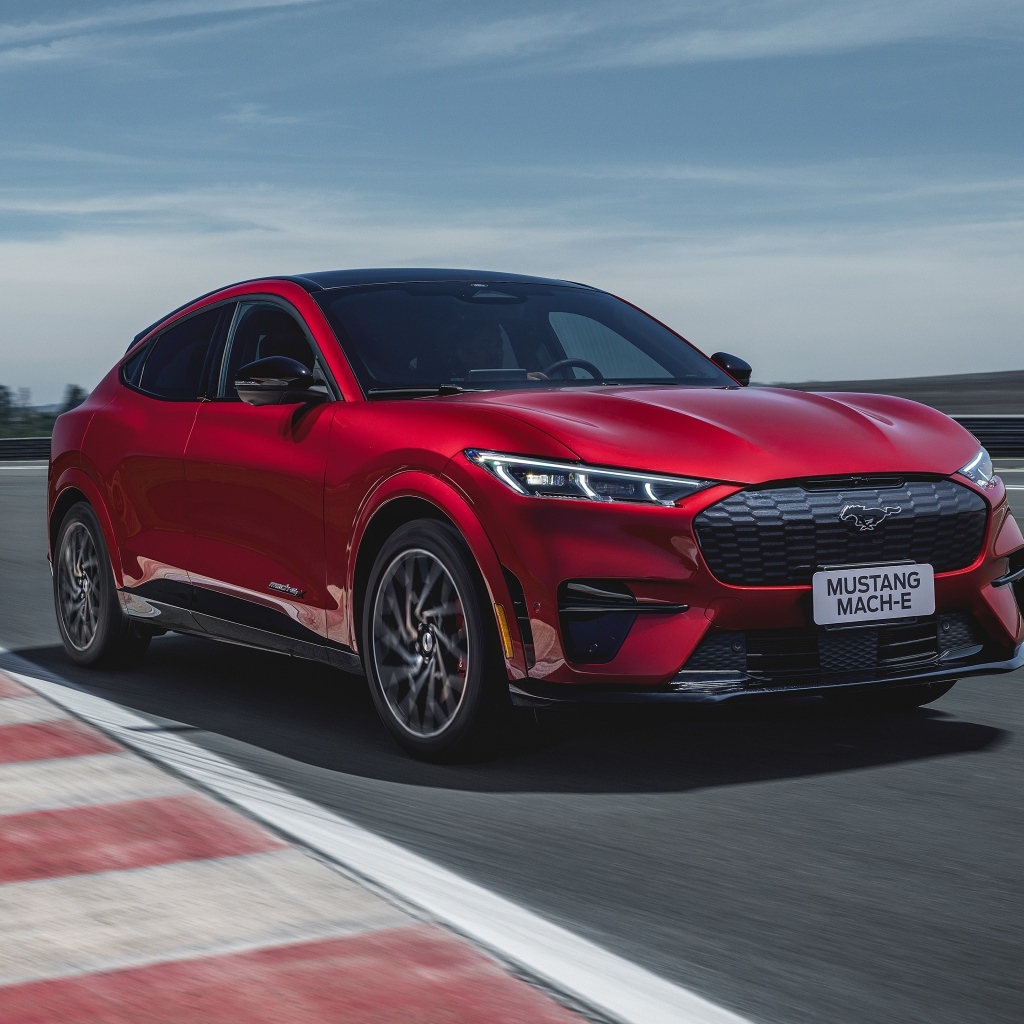Красный автомобиль Ford Mustang Mach-E GT Performance 2023 года