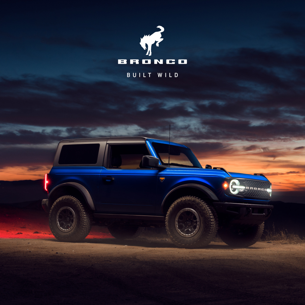 Внедорожник Ford Bronco на фоне красивого неба