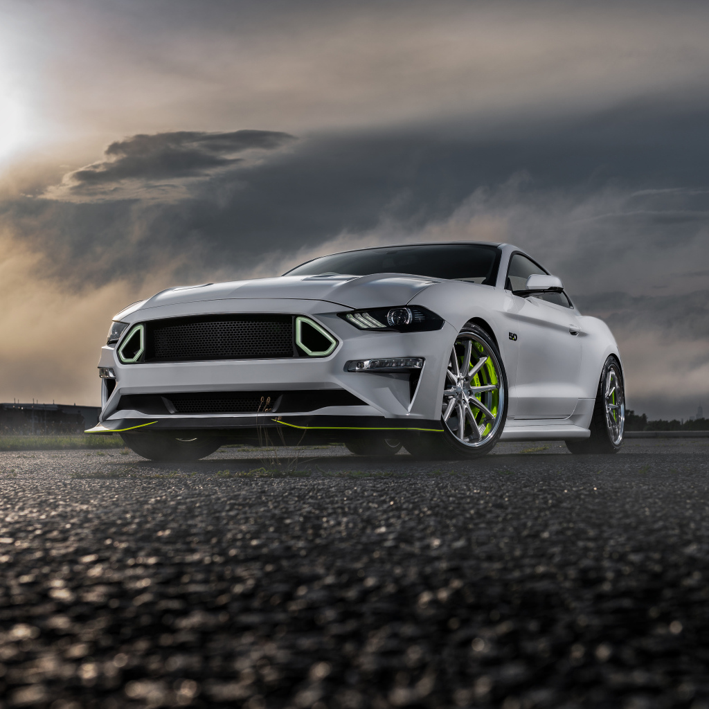 Серебристый Ford Mustang GT на фоне грозового неба