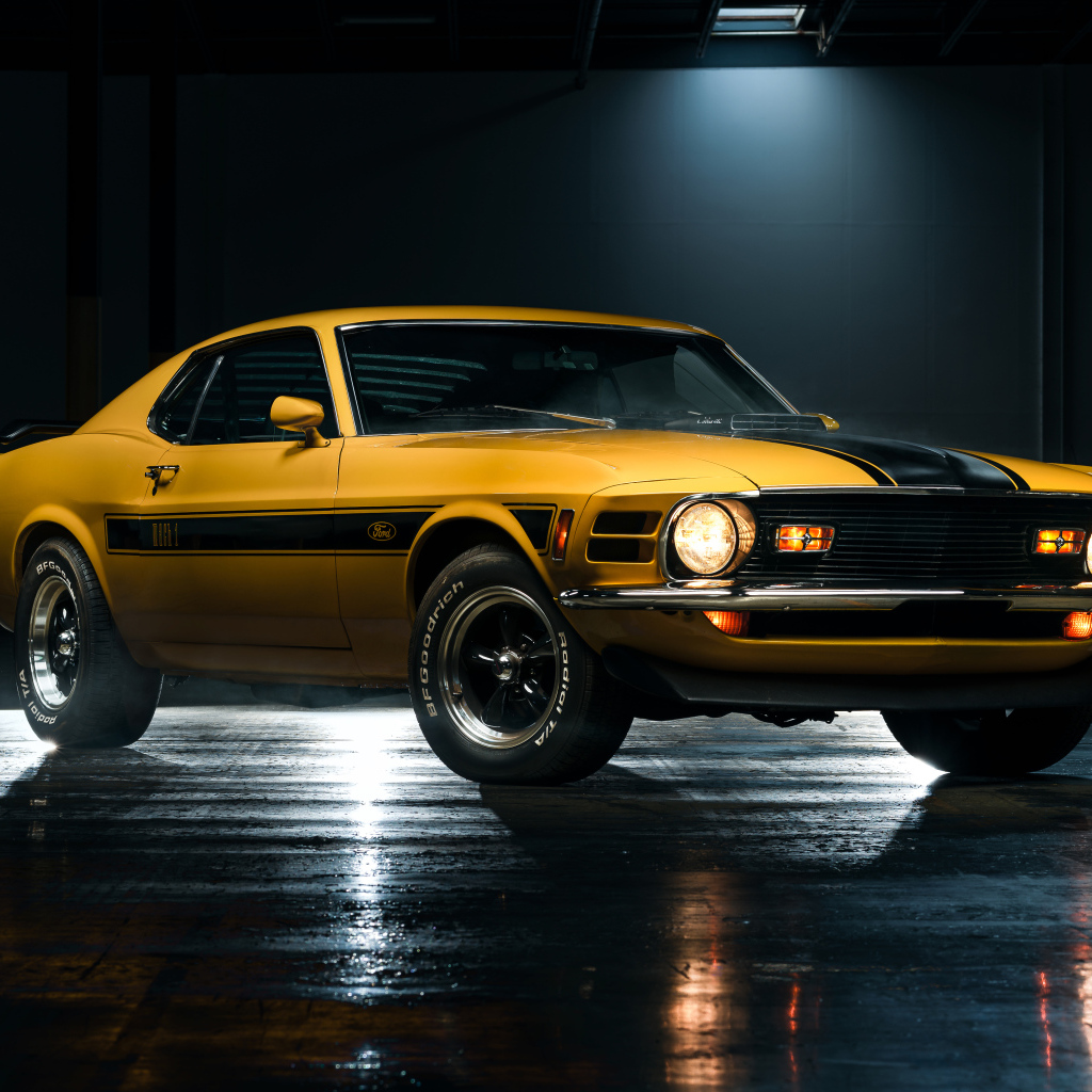 Желтый спортивный автомобиль Ford Mustang Mach 1