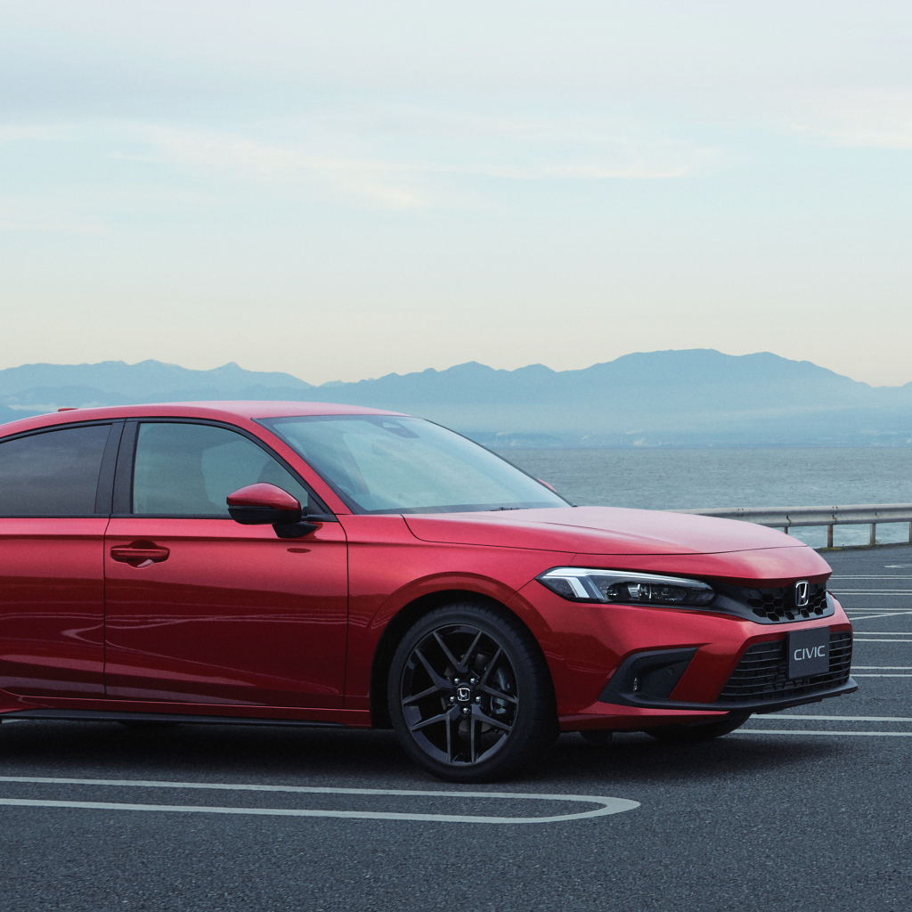 Красный автомобиль Honda Civic Hatchback 2022