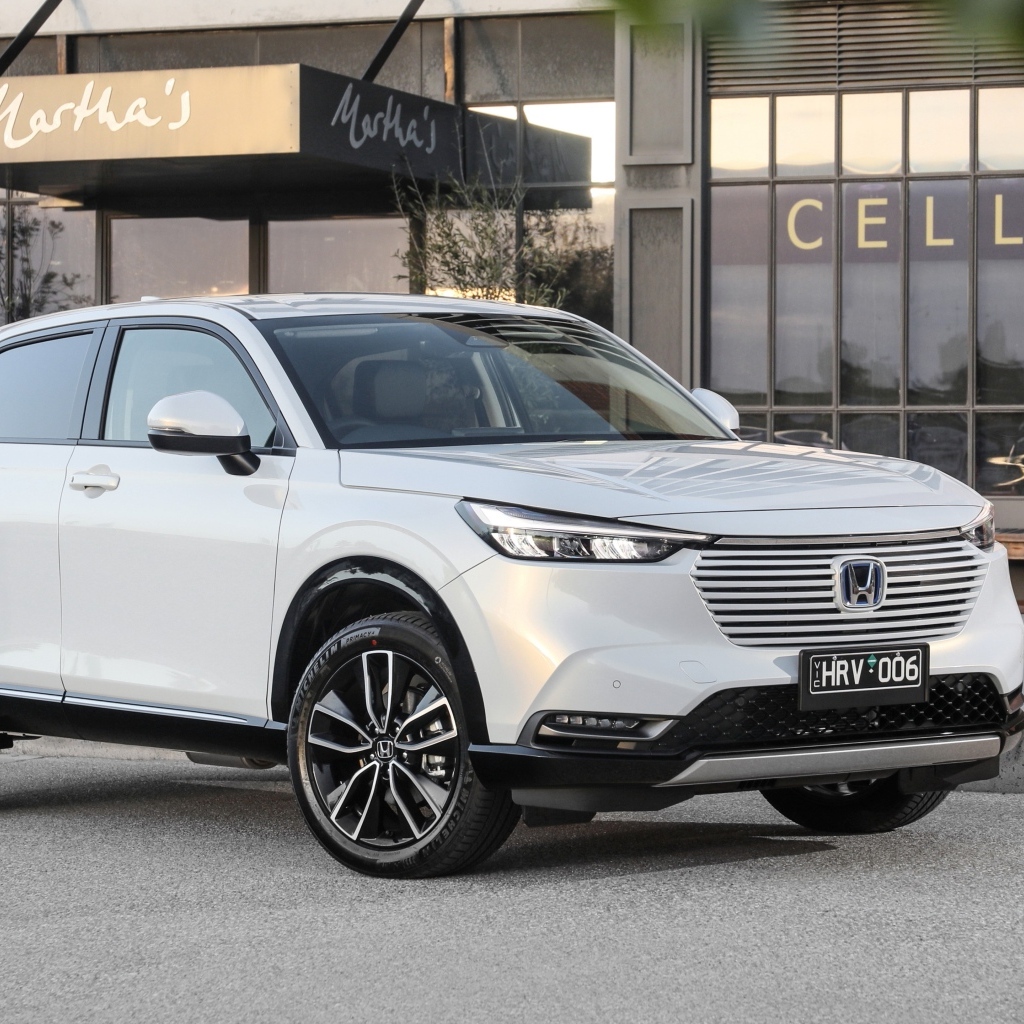 Белый автомобиль Honda HR-V EHEV L