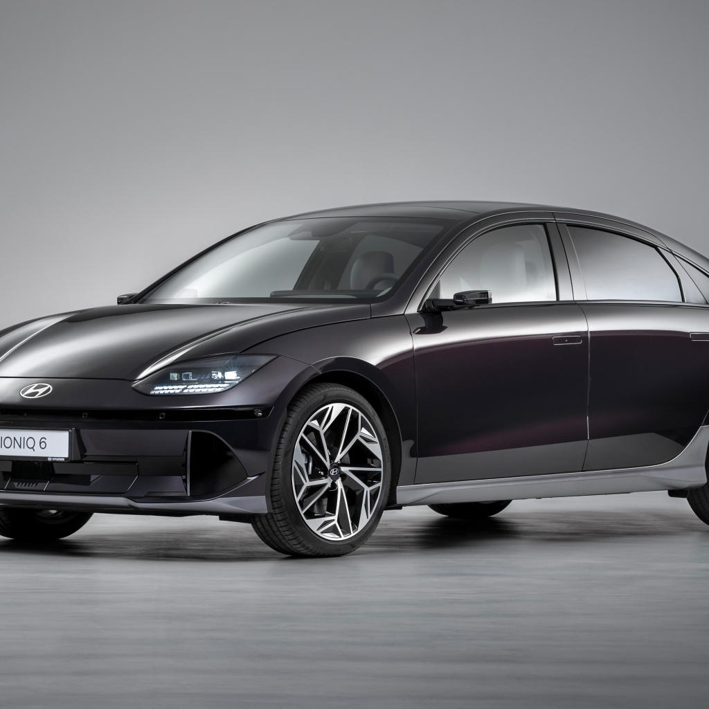 Черный автомобиль Hyundai IONIQ 6 2022 года на сером фоне