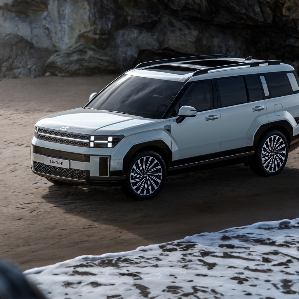 Внедорожник Hyundai Santa Fe 2024 года в горах