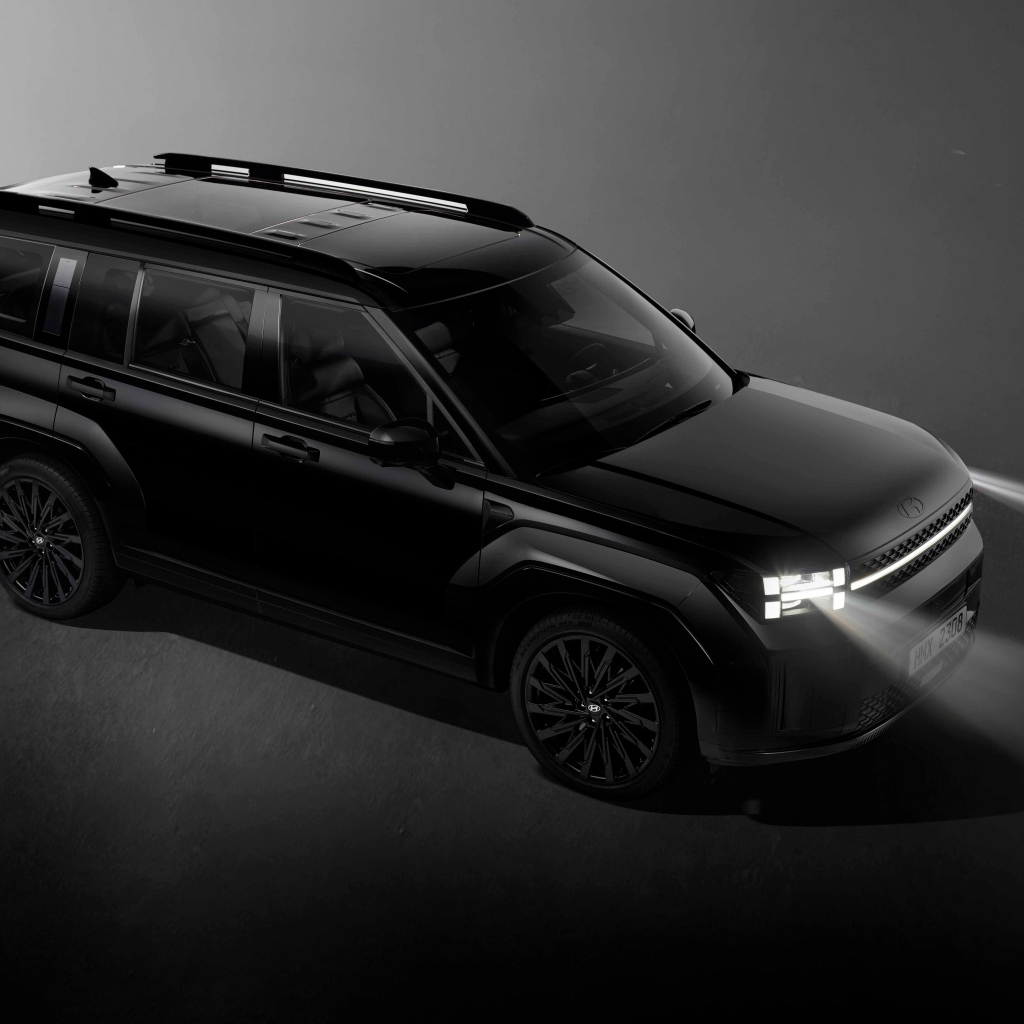 Черный внедорожник Hyundai Santa Fe