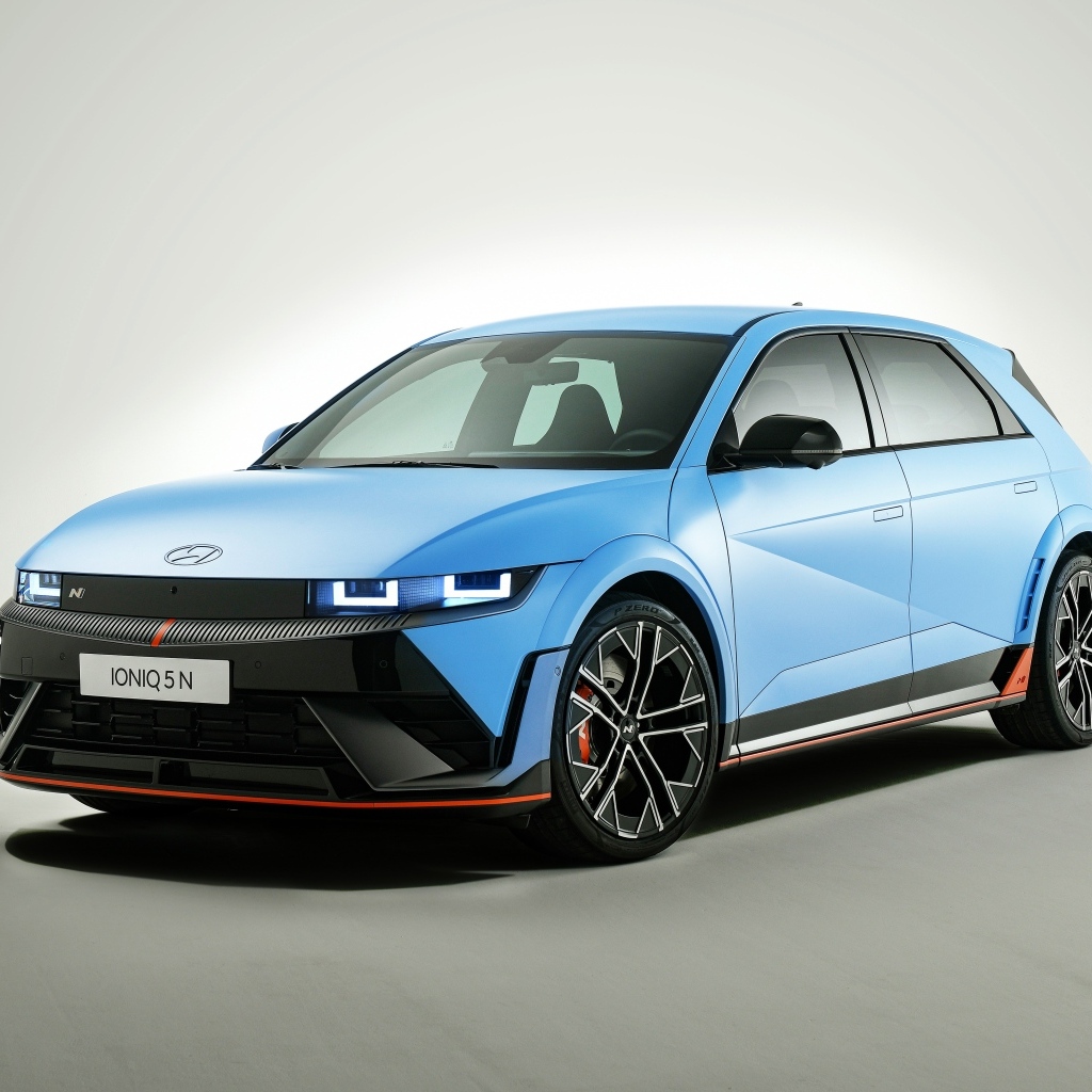 Голубой автомобиль Hyundai IONIQ 5 N
