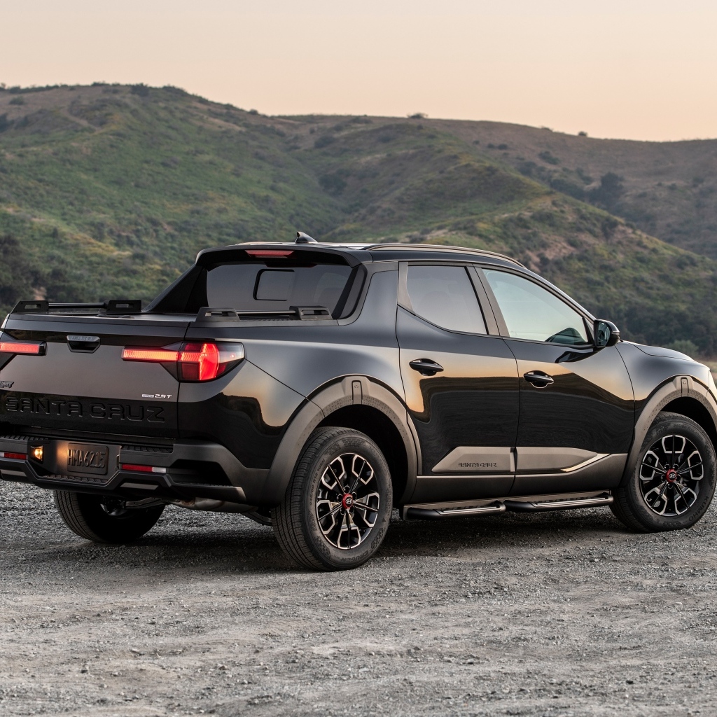 Большой черный пикап Hyundai Santa Cruz XRT 2024 года вид сзади