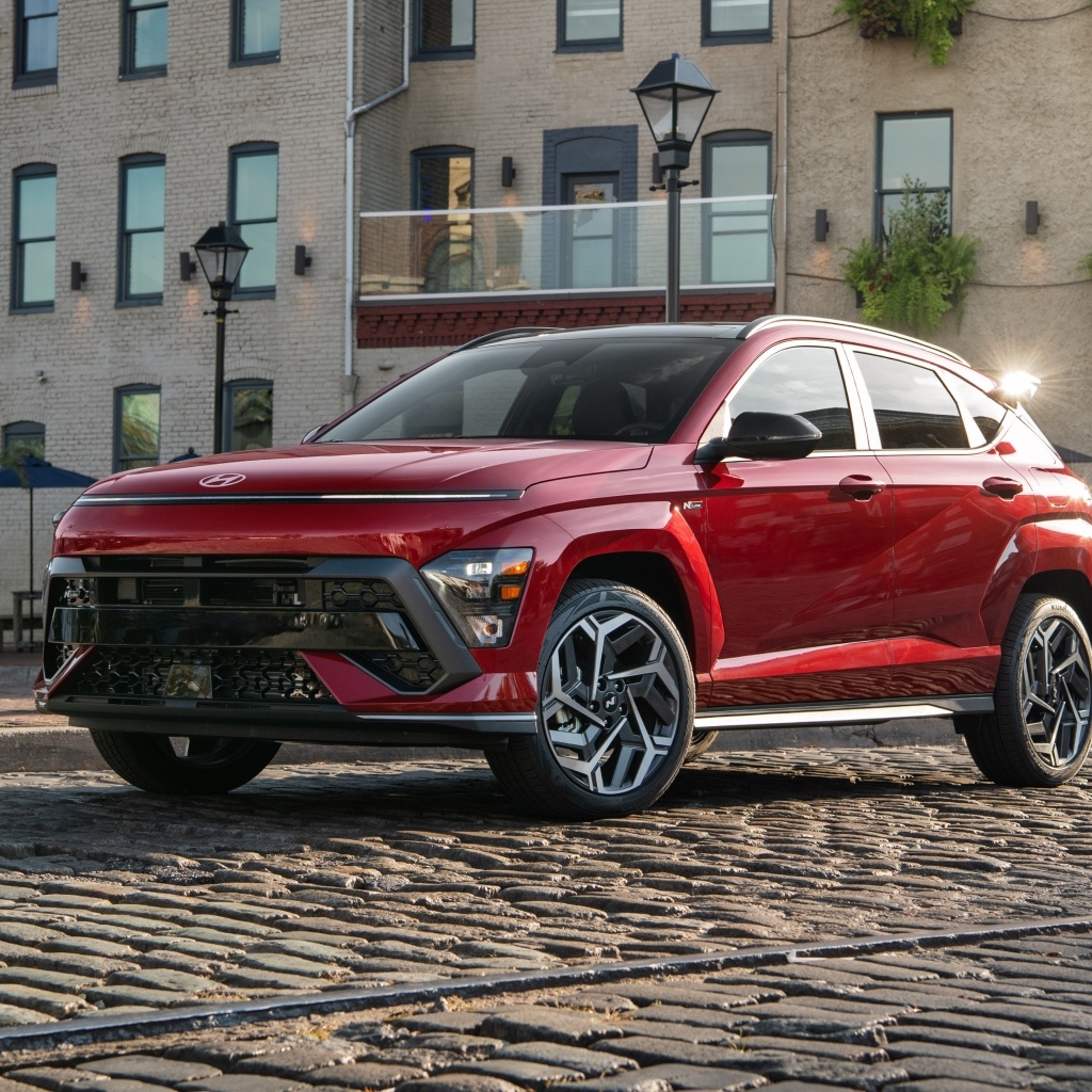 Красный автомобиль Hyundai Kona N Line 2024 года