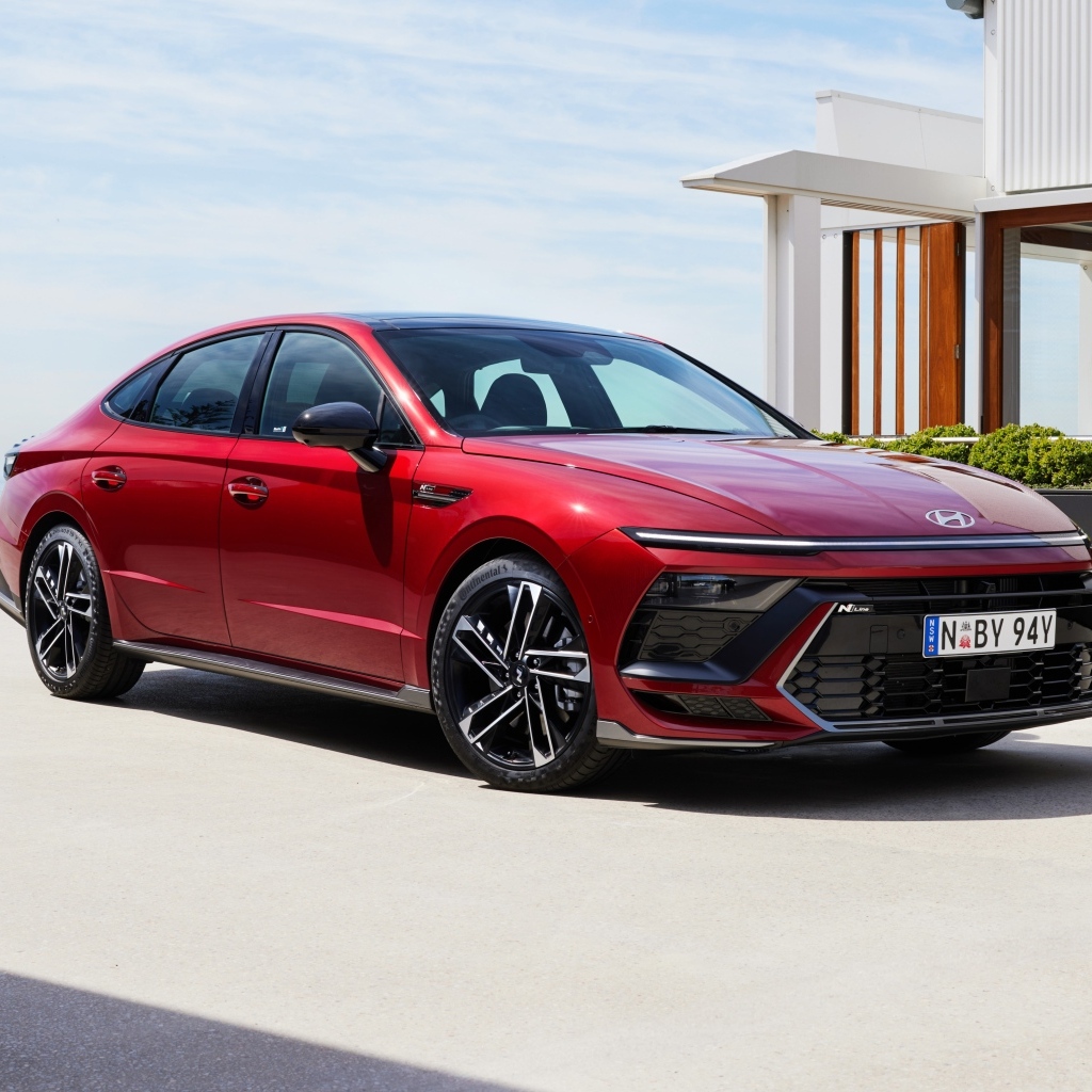 Красный автомобиль Hyundai Sonata N Line