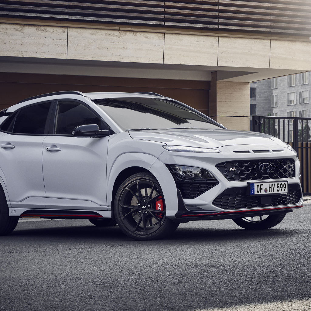 Серебристый Hyundai Kona N у гаража 