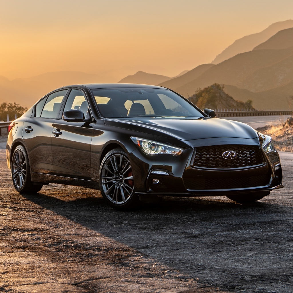 Автомобиль Infiniti Q50 Red Sport 400 Black Opal Edition 2023 в лучах солнца